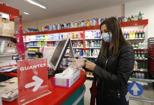 Medidas sanitarias en un supermercado Deza en abril de 2020