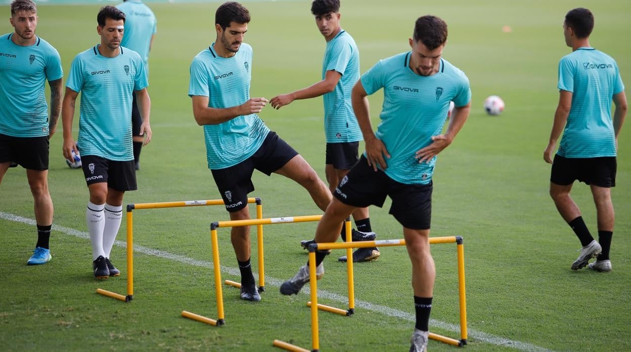 La plantilla del Córdoba CF realiza ejercicios en el estadio El Arcángel