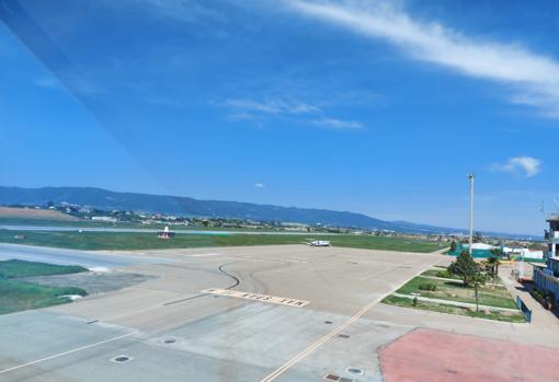 Pista del aeropuerto con la Sierra al fondo