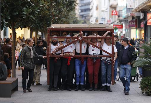 Ensayos de costaleros en la calle Cruz Conde de Córdoba