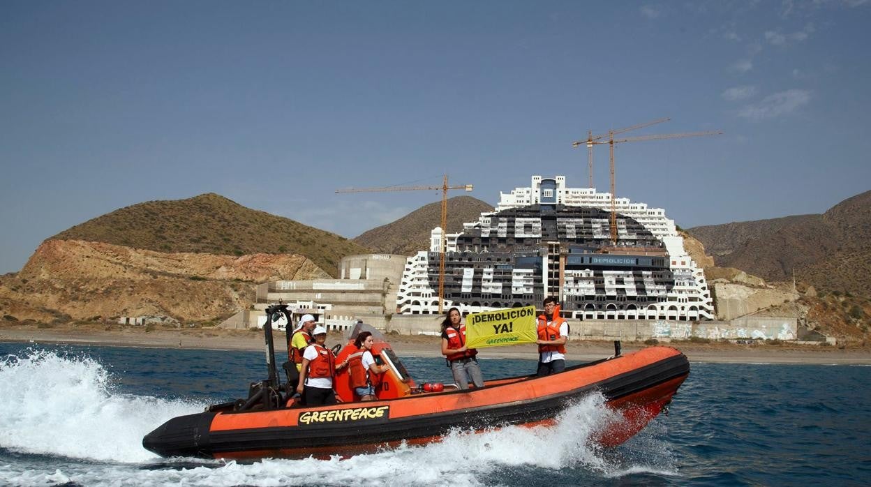 Miembros de Greenpeace durante una de las acciones de protesta por la ilegalidad del hotel El Algarrobico.