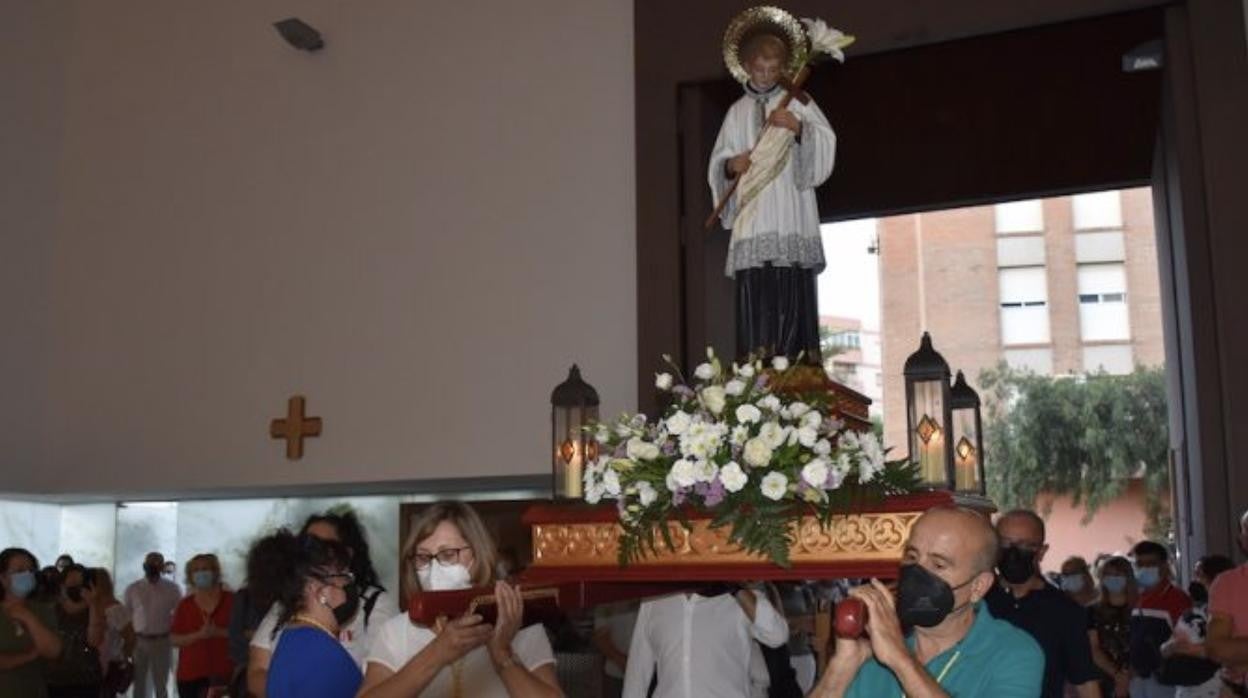 Traslado de una imagen en el interior de una iglesia de Almería capital.