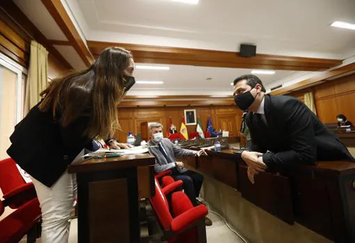 La portavoz de Vox, Paula Badanelli, conversa con el alcalde de Córdoba, José María Bellido
