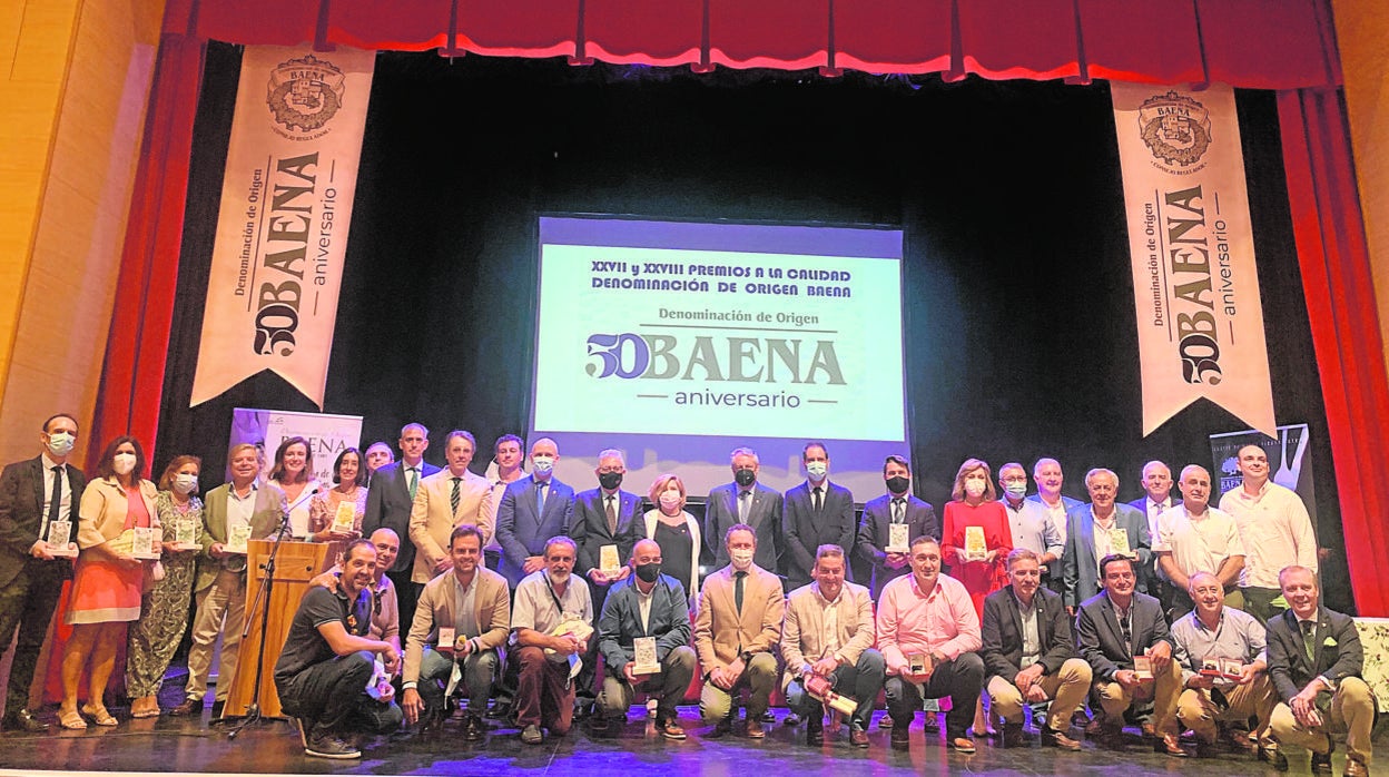 Foto de familia de los ganadores de los premios de la DOP Baena