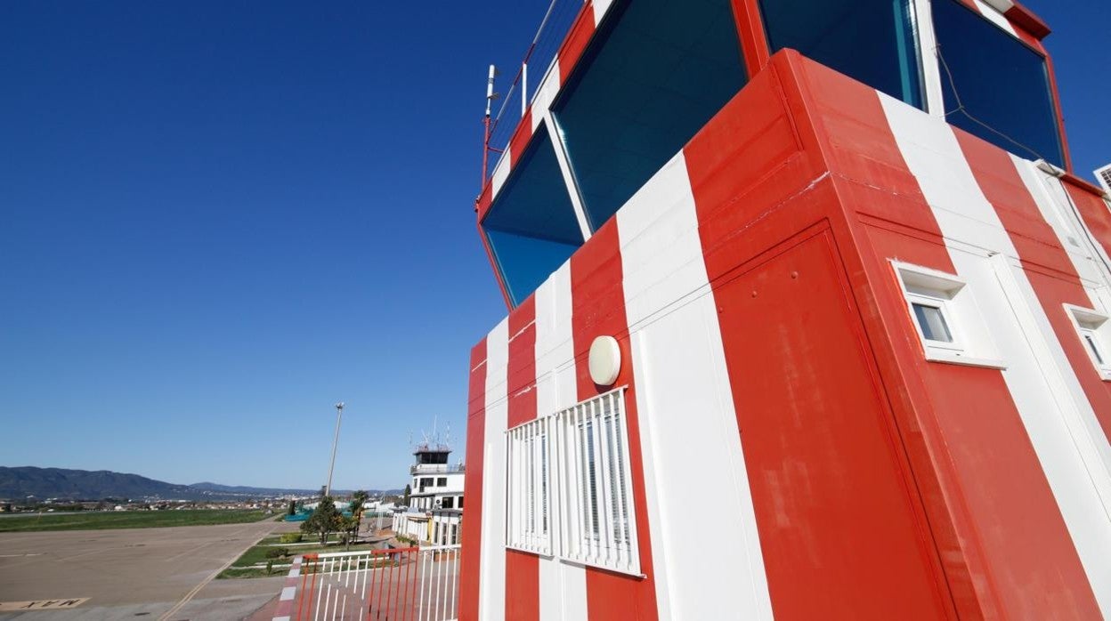 Sistema de aerocontrol VOR en el aeropuerto de Córdoba con la pista al fondo