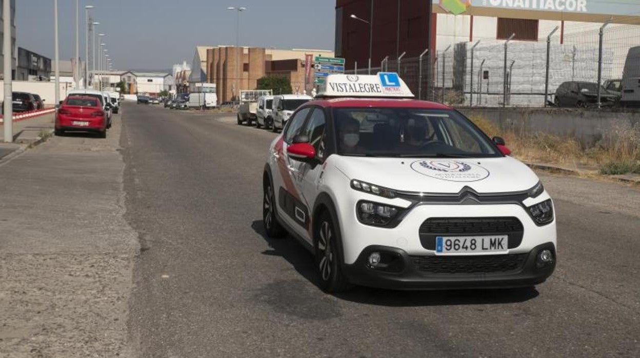 Clases prácticas de una autoescuela de Córdoba en el polígno de La Torrecilla