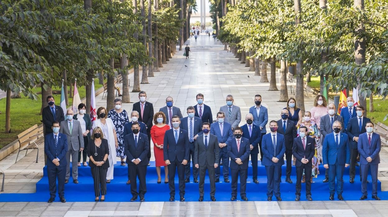 Presidentes y representantes de las instituciones provinciales de toda España hoy en Almería.