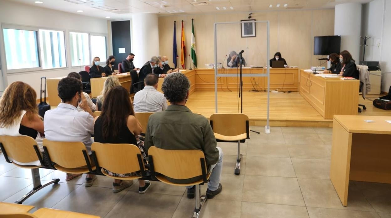 Los acusados sentados en el banquillo en el primer juicio por los fraudes en los cursos de formación