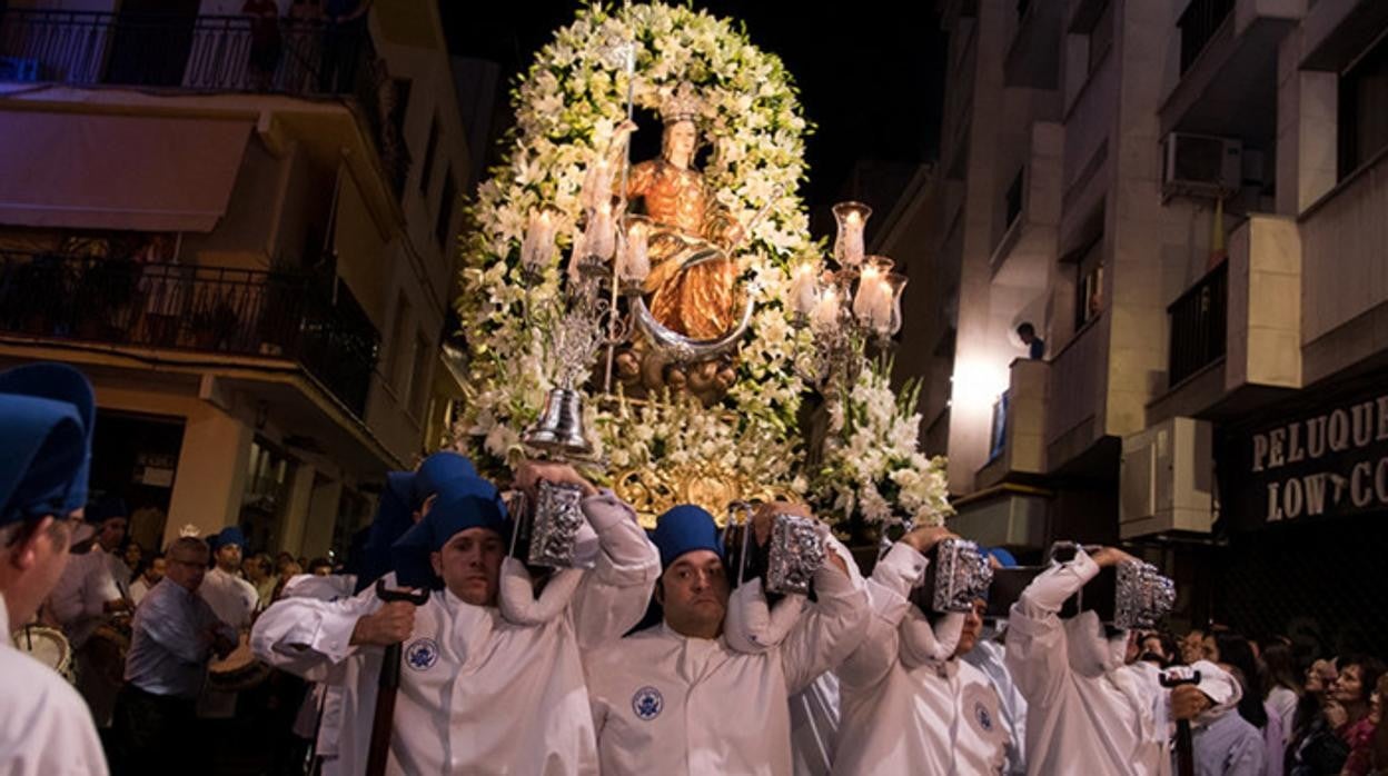 Santeros de Lucena portan a la Virgen de la Aurora, una de las procesiones que se celebrará los próximos días