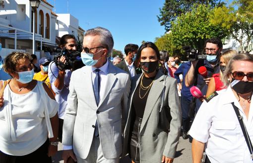 Ortega Cano junto a su hija Gloria Camila en el recorrido por las calles de Chipiona