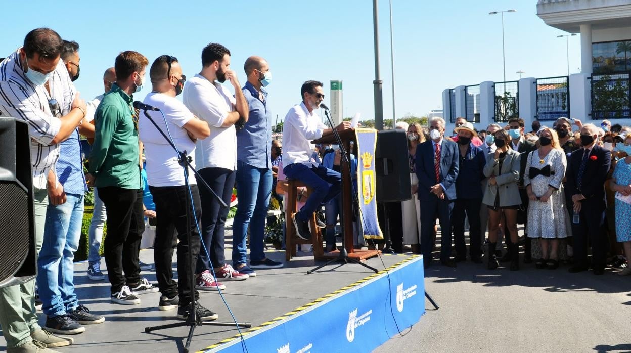 La comparsa de Marco García cantando un pasodoble en homenaje a Rocío Jurado durante el acto celebrado este sábado en Chipiona