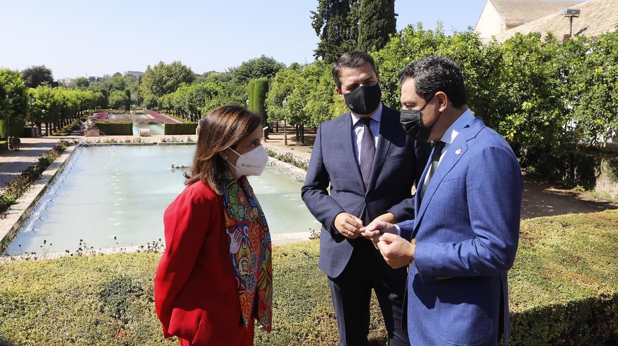 La ministra de Defensa, Margarita Robles, junto al alcalde de Córdoba, José María Bellido, y al presidente de la Junta de Andalucía, Juanma Moreno