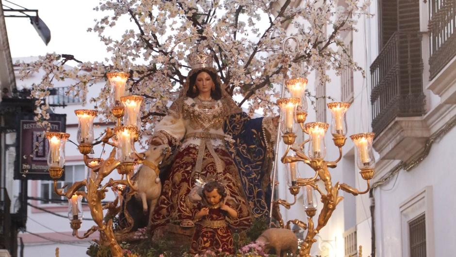 Histórica procesión de la Divina Pastora de Capuchinos por las calles de Córdoba tras el parón de la pandemia