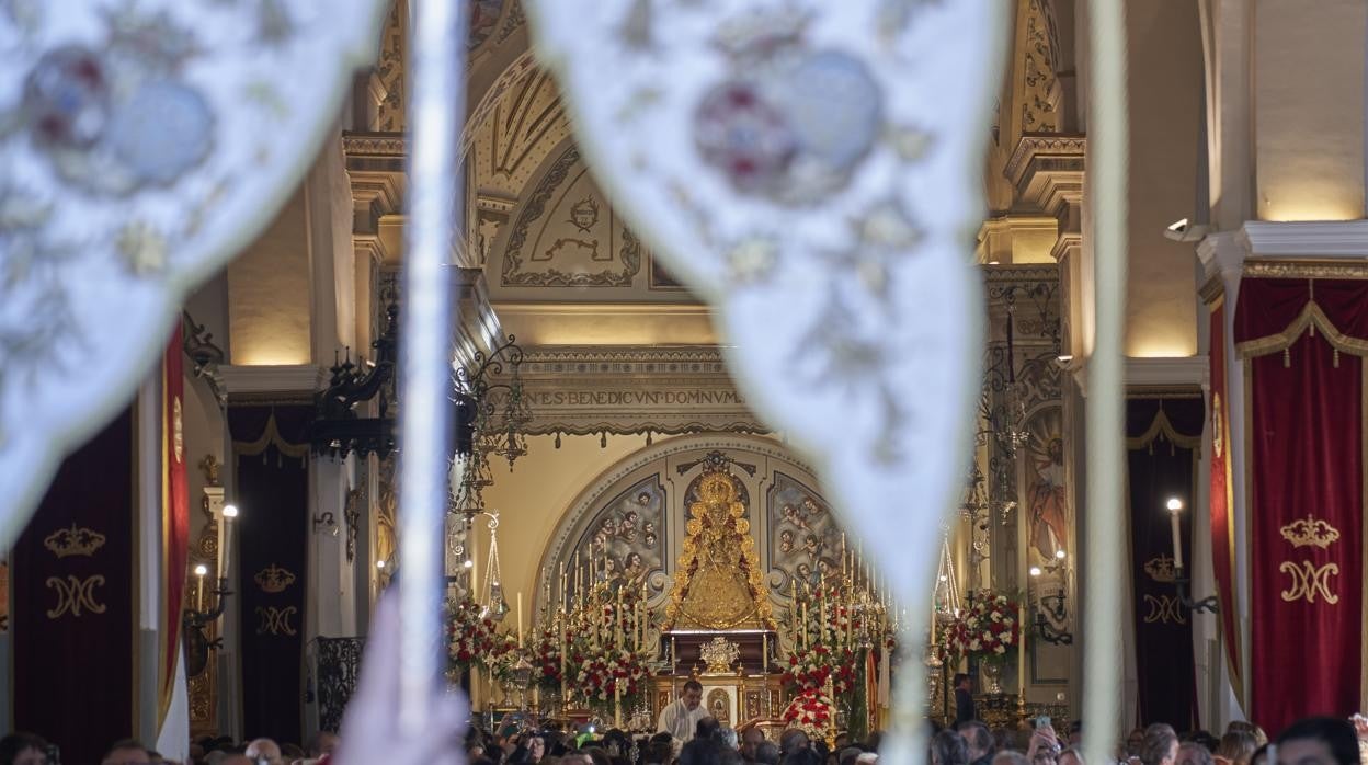 La Virgen del Rocío con el simpecado de la Hermandad de Triana en primer término