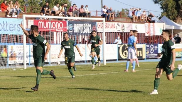 El Córdoba CF prolonga su excelente momento (0-3) con otro triunfo por goleada ante el CD Coria