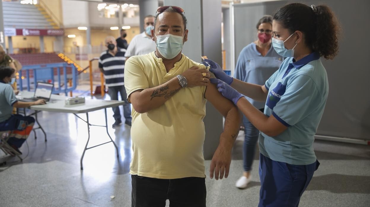 Un hombre se vacuna en el pabellón de Vistalegre