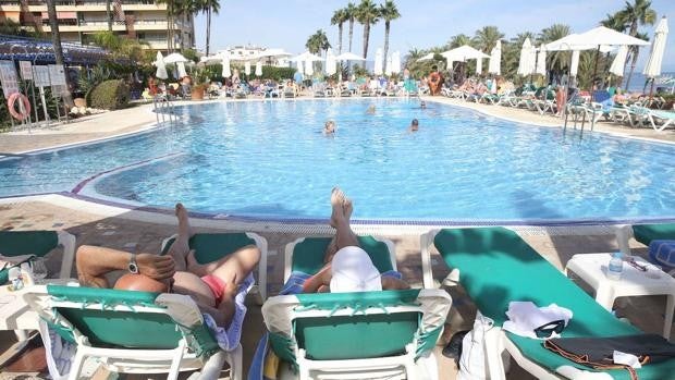 El alza del salario mínimo y la luz amenazan al turismo de Andalucía, que no termina de despegar