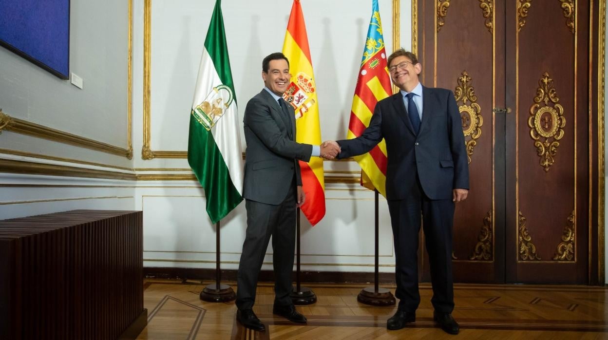 Juanma Moreno y Ximo Puig sonríen antes de la reunión que han mantenido en el Palacio de San Telmo