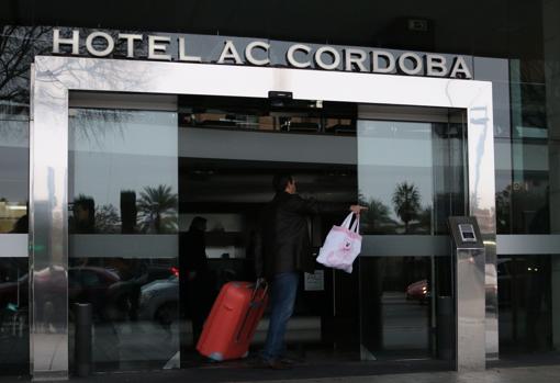 Un cliente del hotel AC Córdoba sale de su edificio