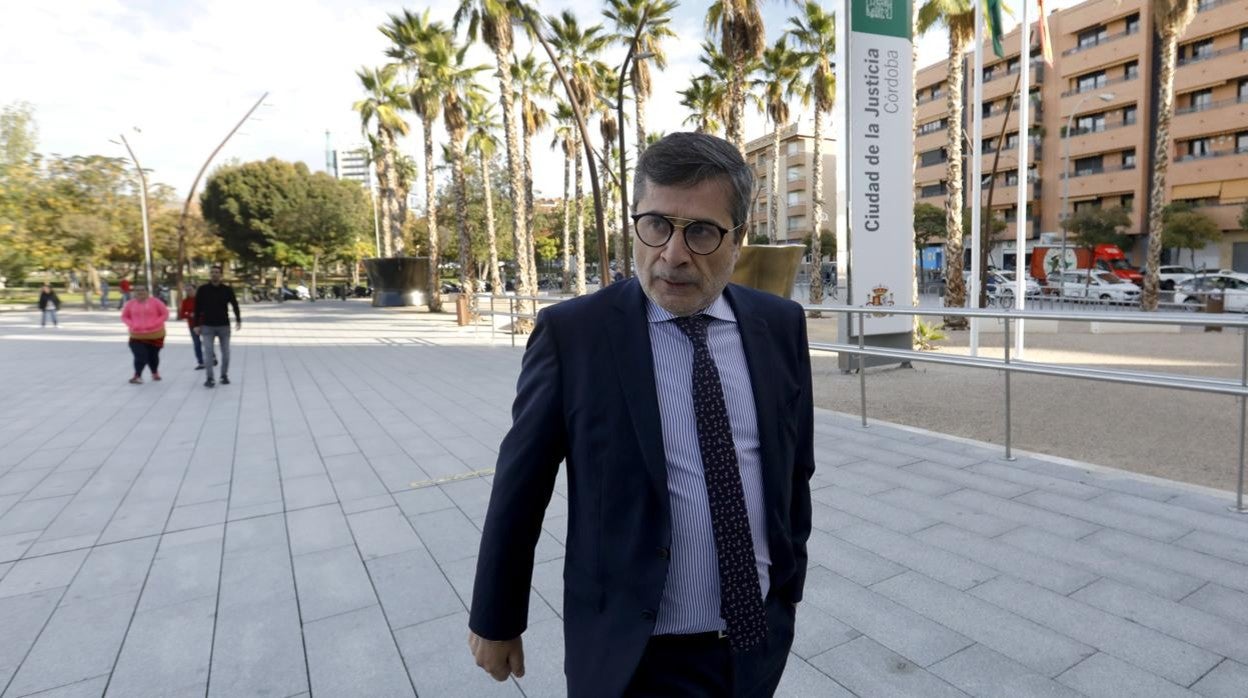 El presidente del Córdoba CF SAD, Carlos González, entra en la Ciudad de la Justicia