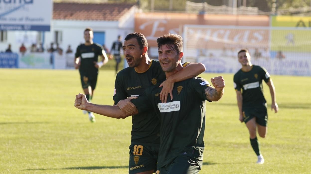 Willy Ledesma celebra el 1-0 con los brazos abiertos mientras le abraza De las Cuevas