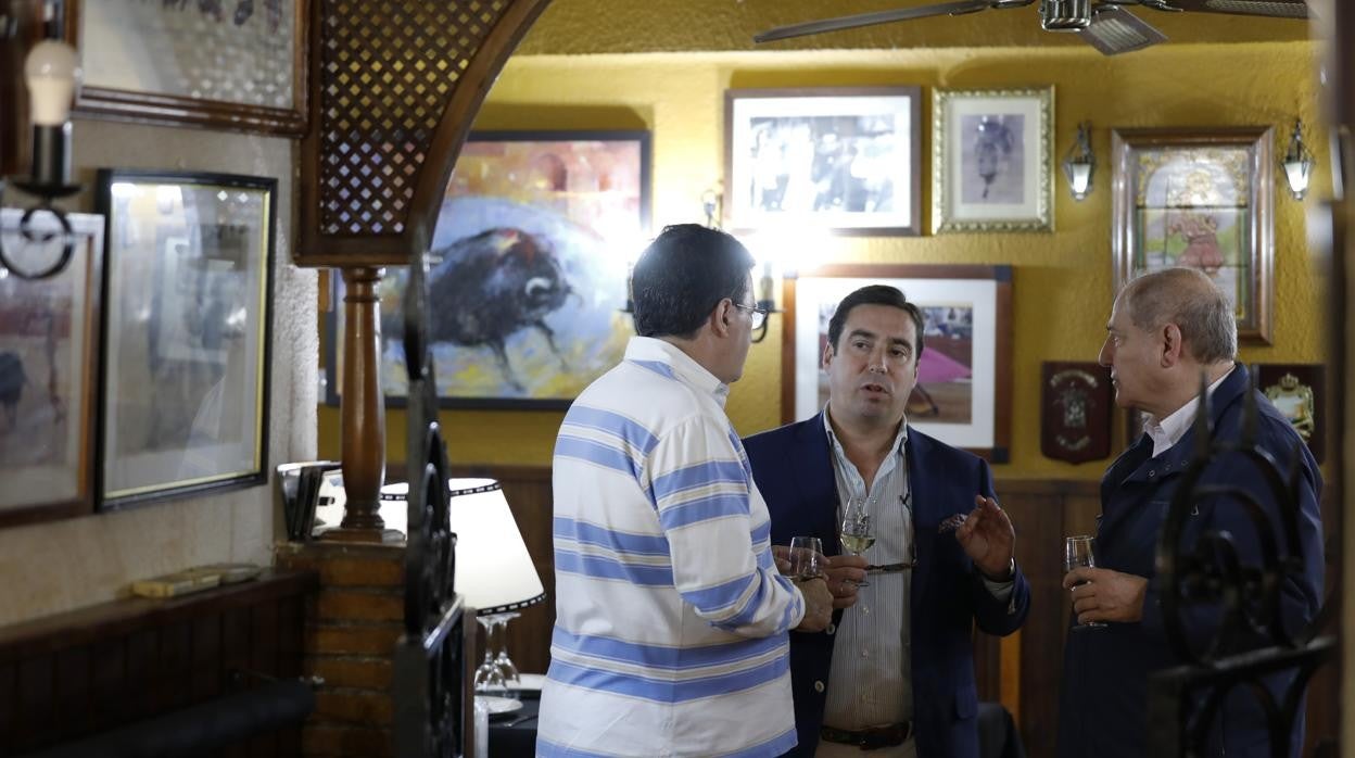 José María Garzón (centro), empresario de la plaza de toros de Córdoba