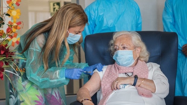 Antonio y Pilar, los primeros mayores de residencias que reciben la tercera dosis de la vacuna en Andalucía