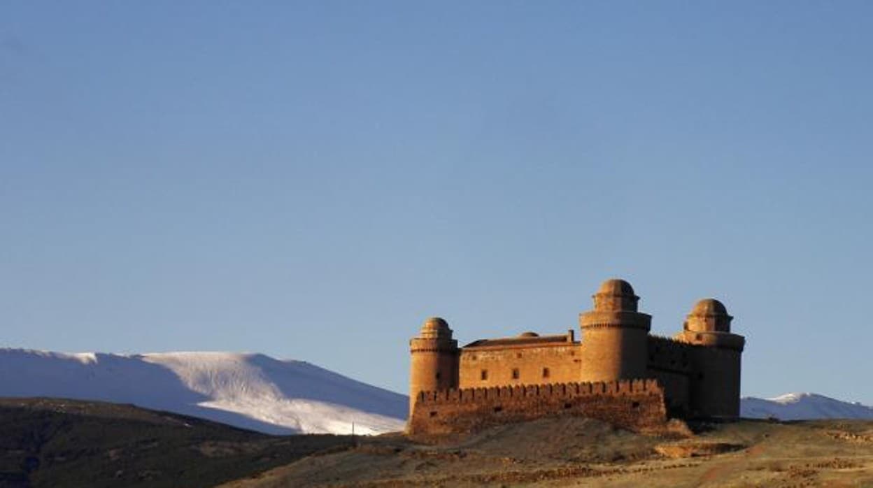 Imagen al atardecer del Castillo de La Calahorra, en Granada