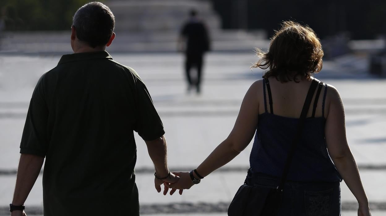 Una pareja, paseando de la mano