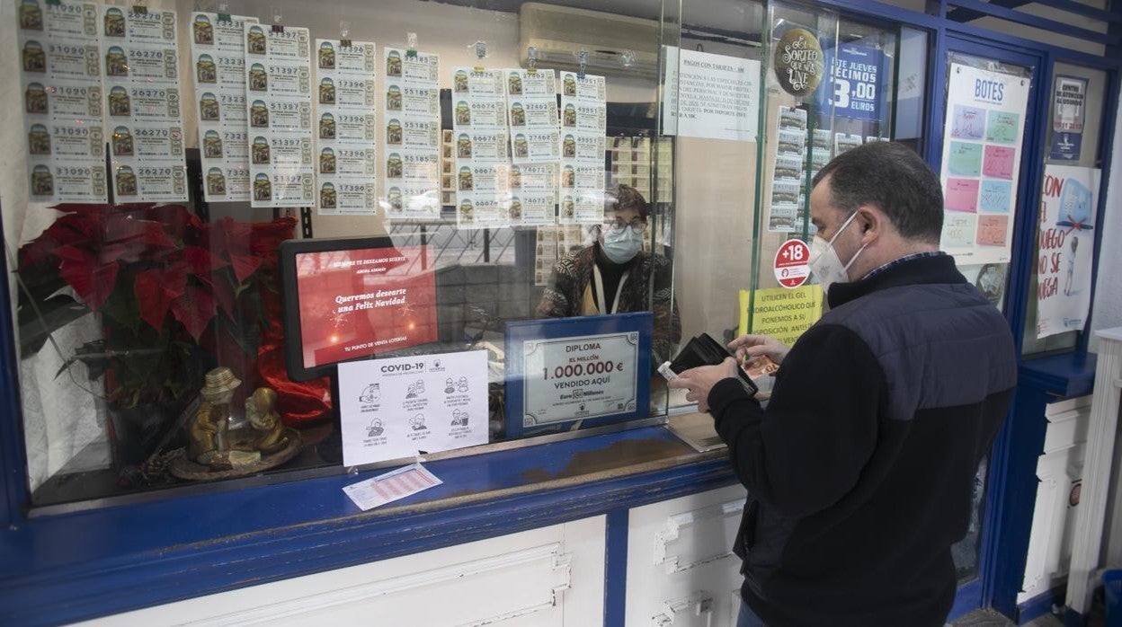 Un hombre compra lotería en una administración de Córdoba