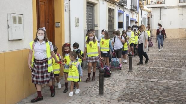 El programa Camino al Cole en Córdoba acompañará a 176 alumnos en rutas a pie hasta sus centros