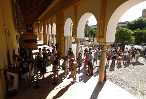 Cola en el Patio de los Naranjos para sacar entrada para la Mezquita-Catedral