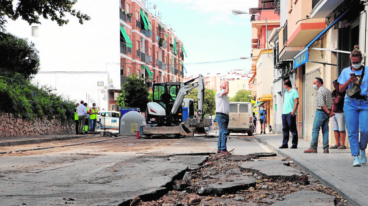 Estado de una calle tras la tromba de agua y granizo en Lucena