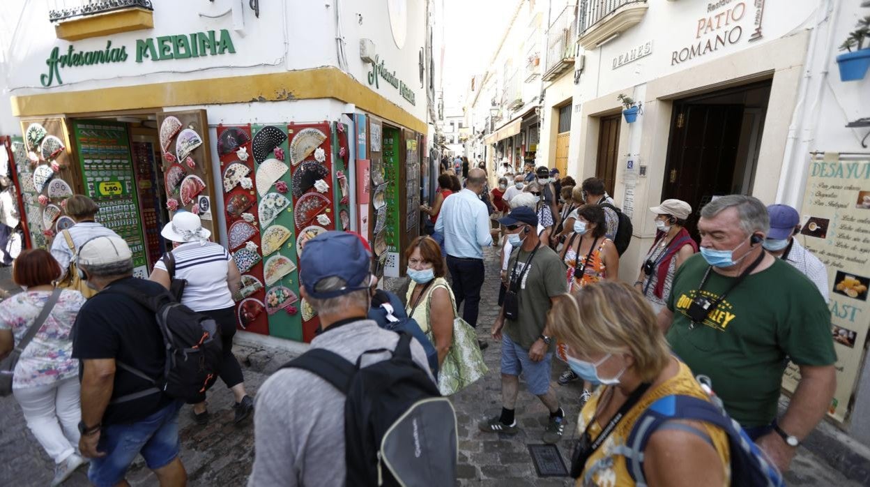 Turistas en la calle Deanes, junto a la Mezquita-Catedral de Córdoba, durante este verano