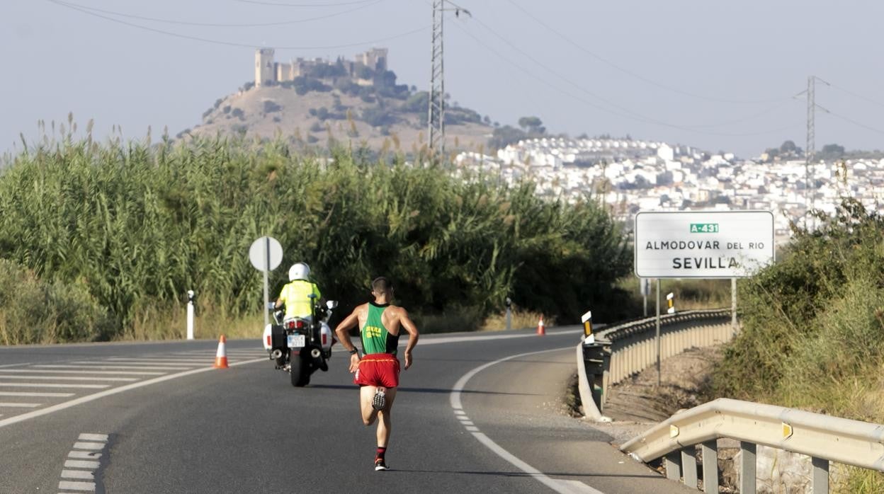 Un corredor rumbo a Almodóvar en la Media Maratón desde Córdoba en 2018