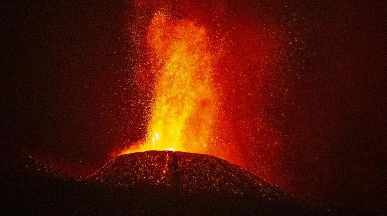 Imagen nocturna del volcán de Cumbre Vieja en plena erupción