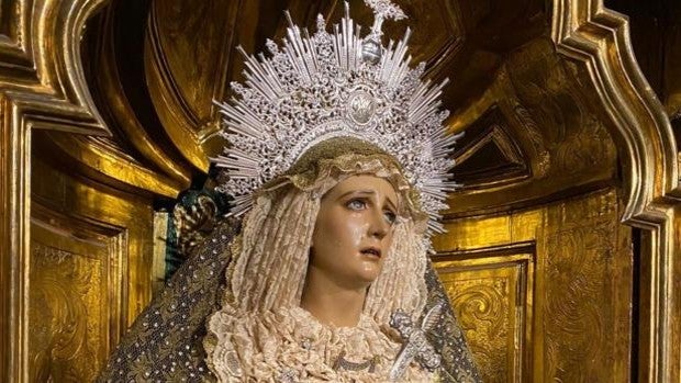 Manuel Benítez 'El Cordobés' viste con su saya a María Santísima de los Dolores de Cádiz