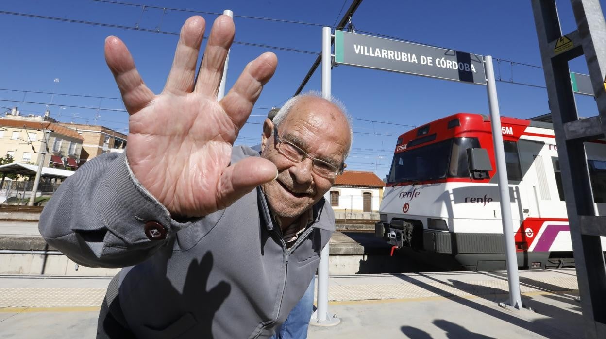 Un vecino de Villarrubia junto al Cercanías a su llegada a la barriada periférica de Córdoba