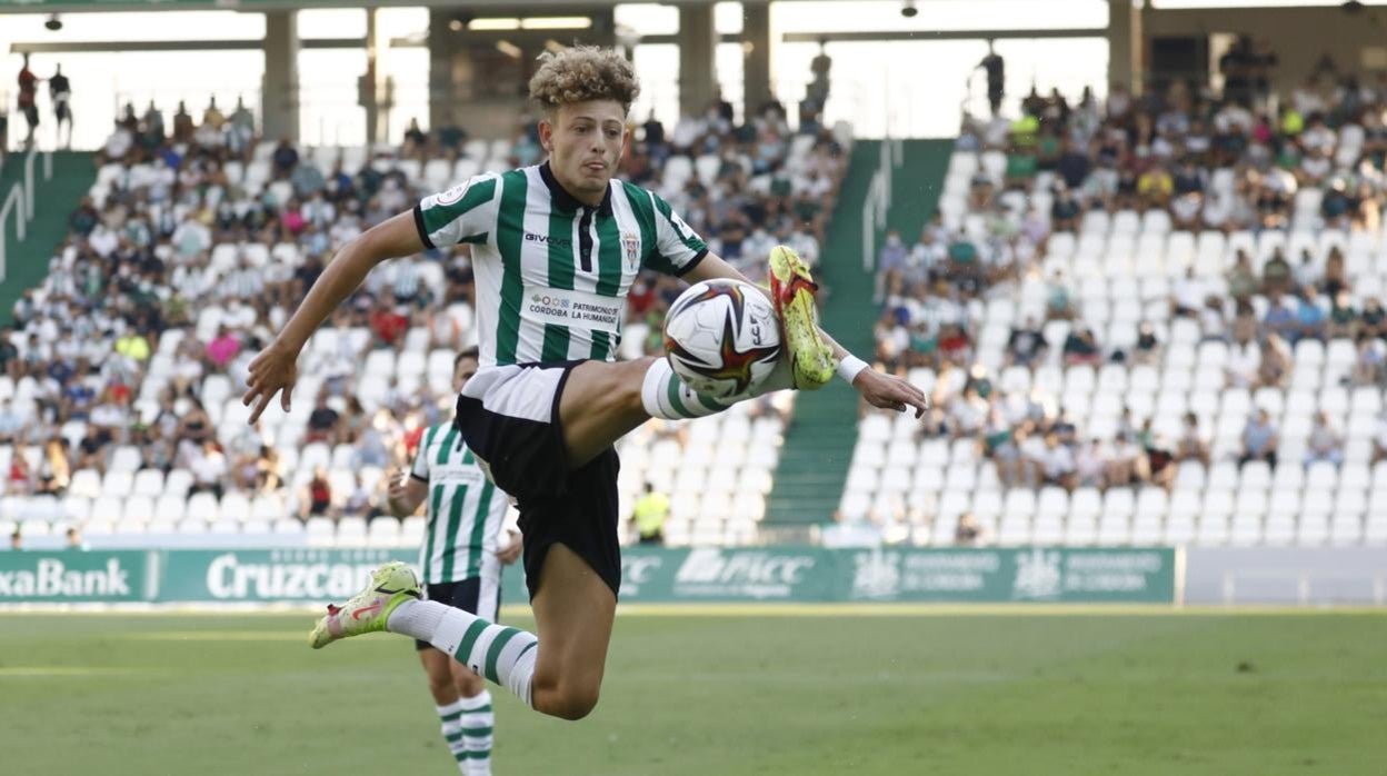 El extremo del Córdoba CF Simo controla un balón con el exterior en pleno vuelo