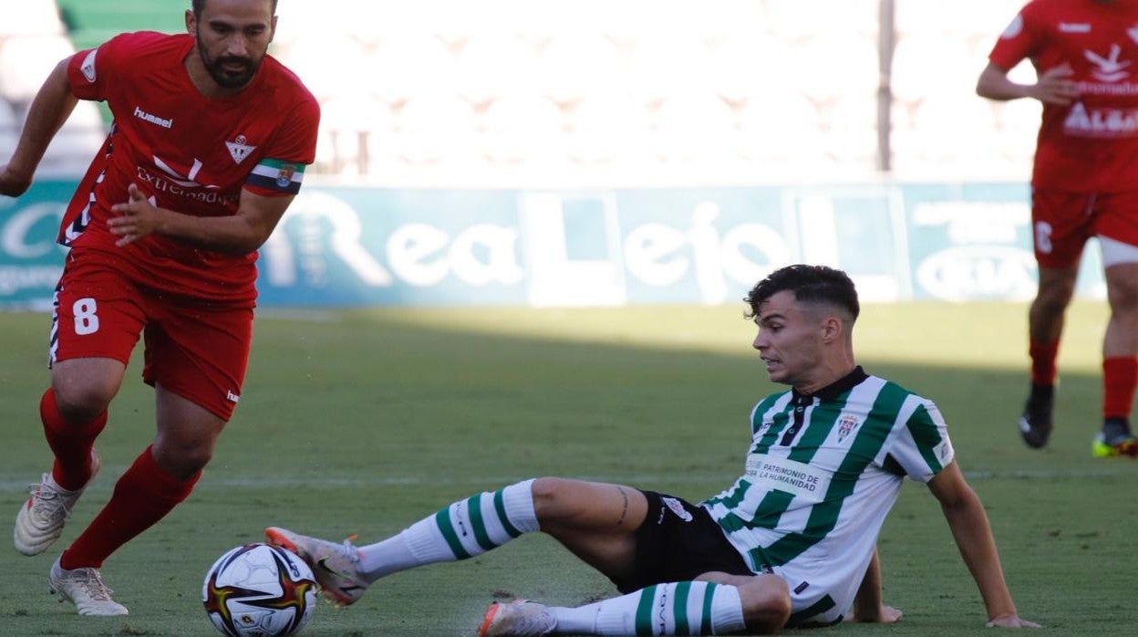 Luismi va al suelo ante Gonzalo en una acción del Córdoba CF - Don Benito de este domingo