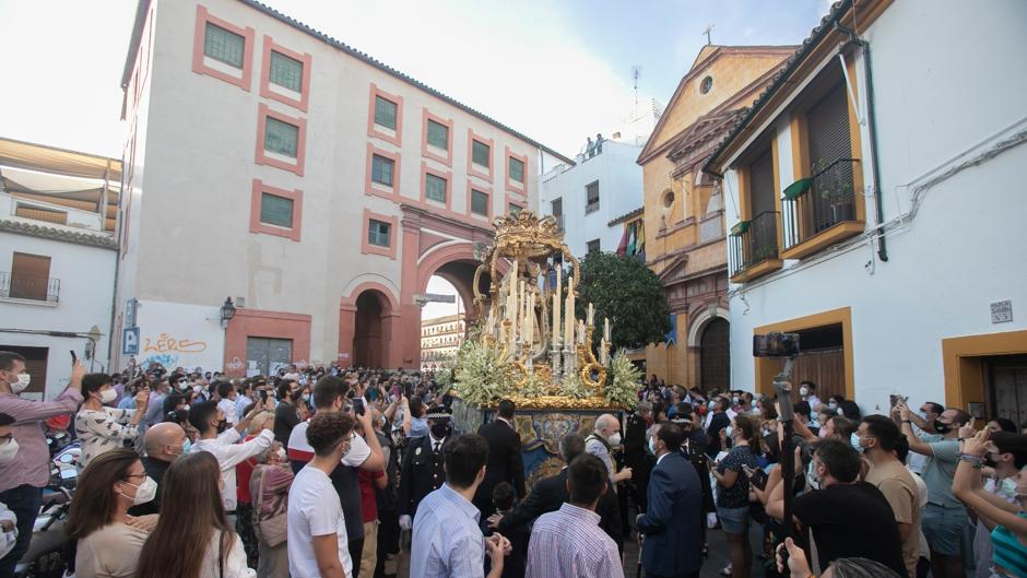 La Virgen del Socorro reedita la tradición de su devoción y de la bulla en las calles de Córdoba