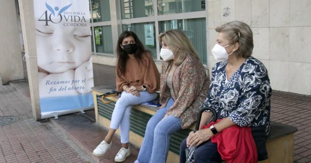 Tres voluntarias provida sentadas junto a la clínica abortista de Córdoba esta semana