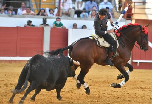 Leonardo luce su caballo para atraer al toro