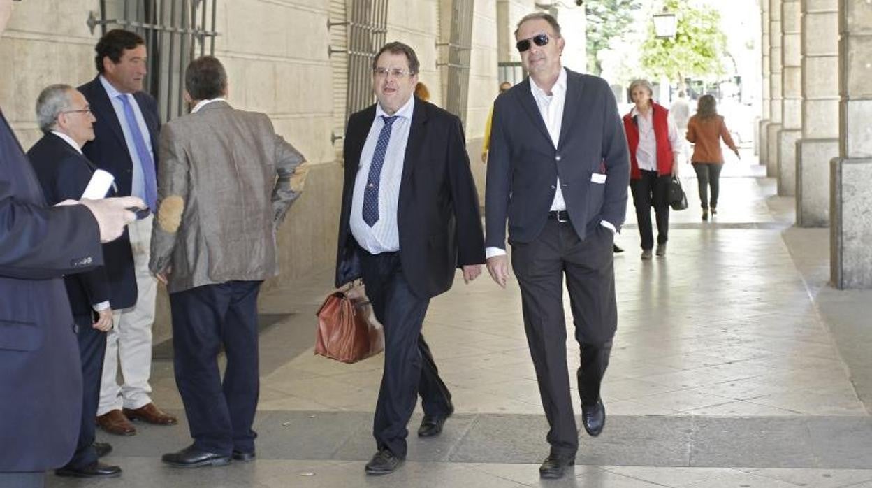 El exdirector de Trabajo Daniel Alberto Rivera (derecha) a su llegada al juzgado de Sevilla