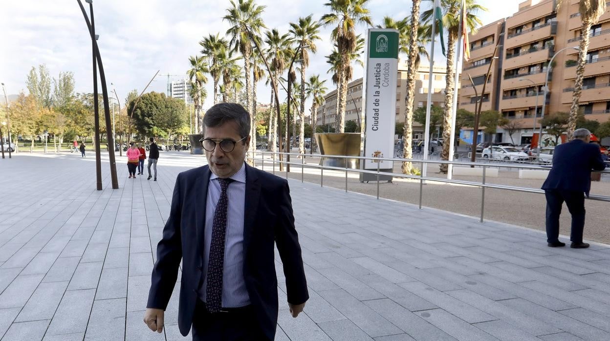 El presidente del Córdoba CF, Carlos González, entra en la Ciudad de la Justicia