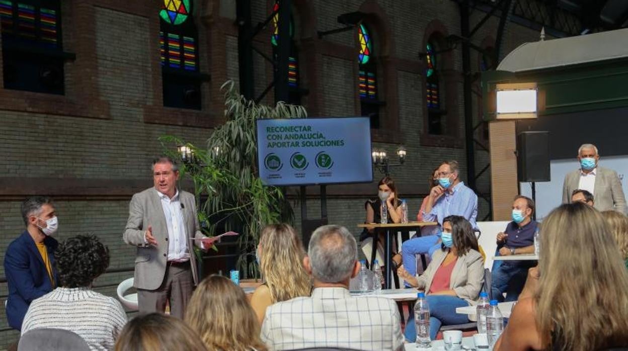 El secretario general del PSOE andaluz, Juan Espadas, en la presentación de la ponencia para el Congreso Regional