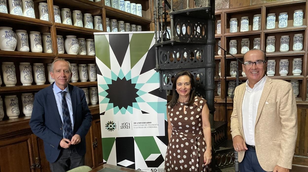 Ricardo Córdoba de la Llave, Manuela Álvarez y José Álvarez, en la presentación del aniversario