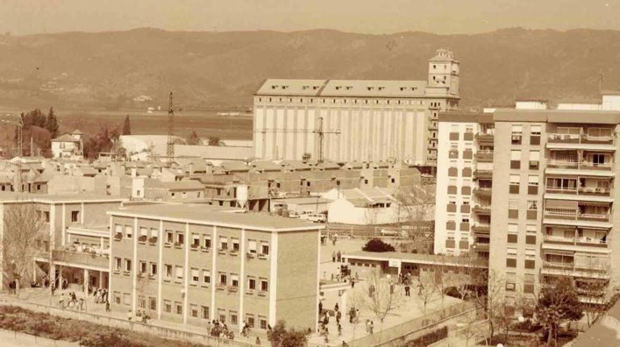 El colegio Salvador Vinuesa al término de su construcción en 1972