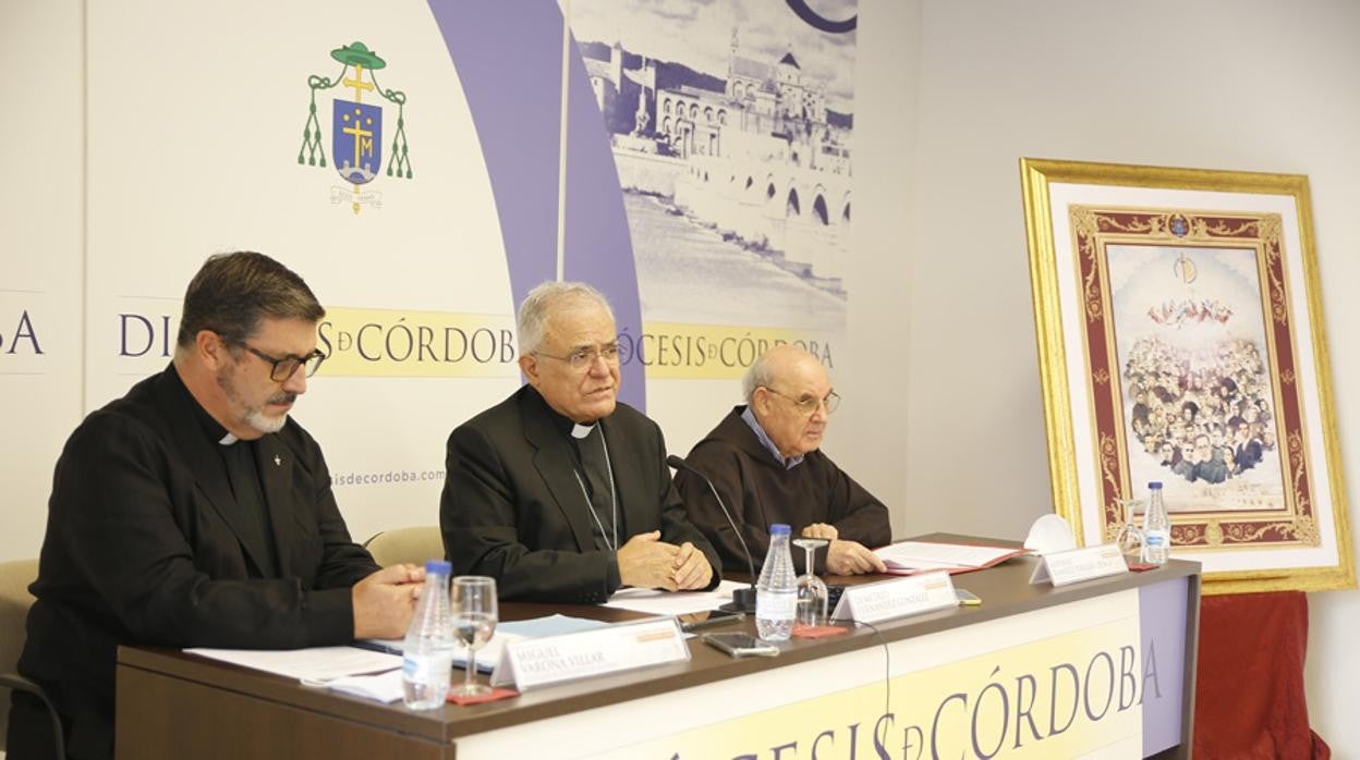 El obispo, entre el sacerdote Miguel Varona y el capuchino Fray Alfonso Ramírez Peralbo