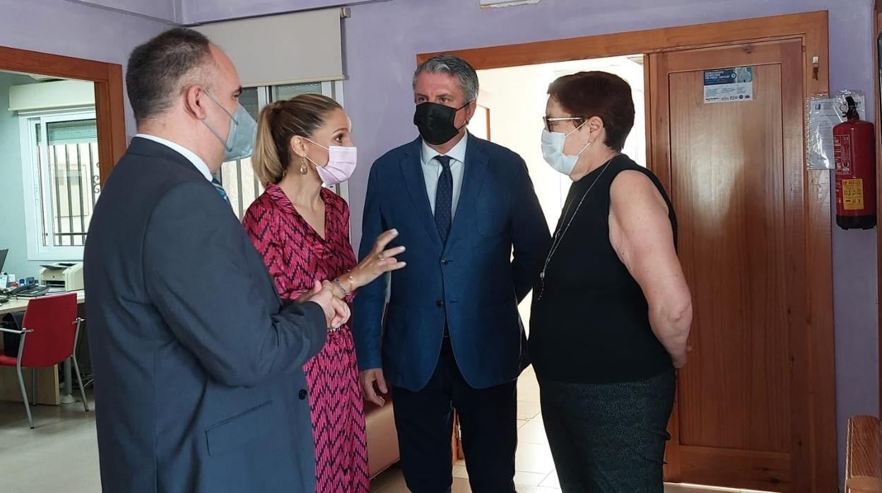 La delegada de la Junta y el delegado de Salud, en el centro, durante una visita hoy